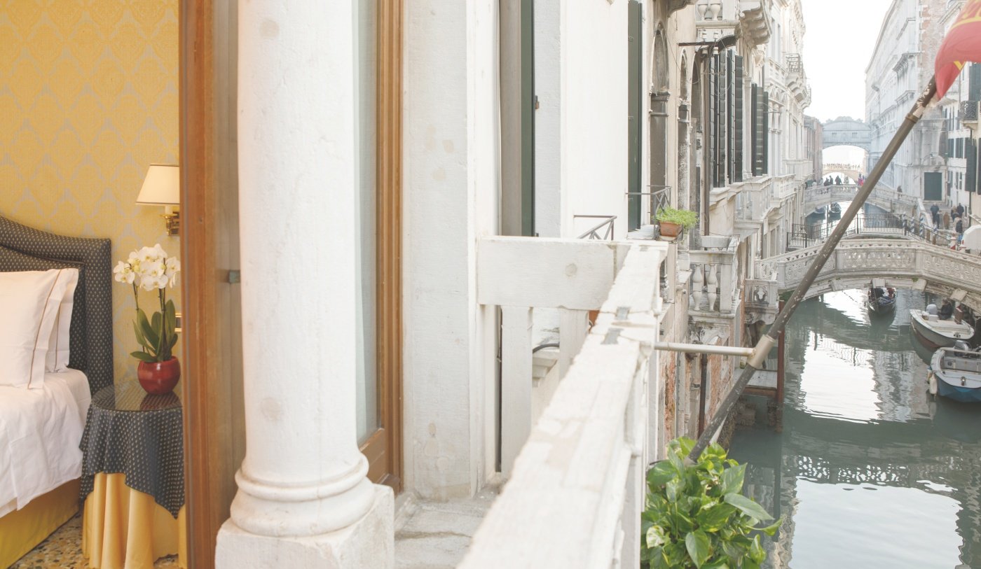 CAMERA JR CON BALCONE